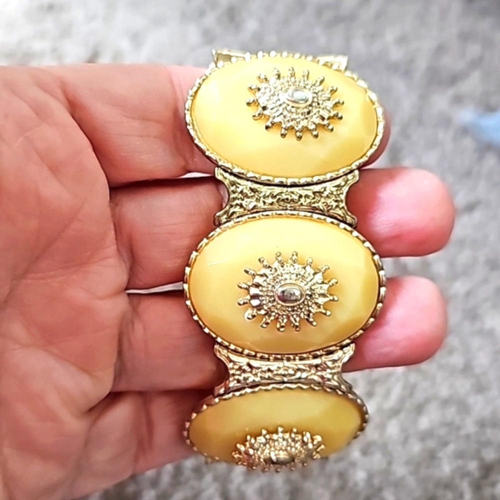 Bracelet vintage stretchy creamy ovals with sunburst design LOT 644